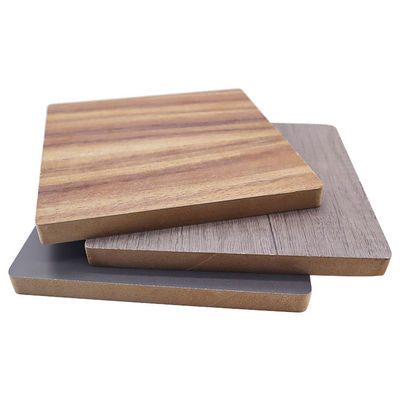 Plaque de mélamine blanche Mdf Hdf Pour meubles avec colle E0 et revêtement de mélamine durable
