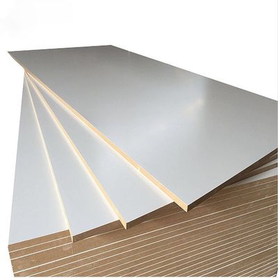 Plaque en fibres de densité moyenne de 16 mm blanche brillante/grenier de bois mélamine Mdf pour la fabrication de meubles