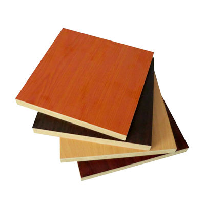 Panneau MDF de 18 mm et bois blanc couleur de grain Melamine MDF à l'épreuve de l'humidité