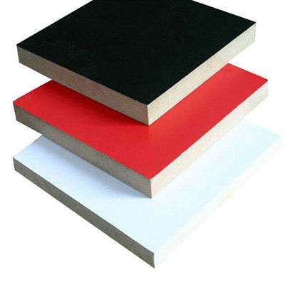 Plaque Mdf de mélamine de 18 mm de couleur de grain de bois blanc pour la fourniture de plaques en fibres de densité moyenne