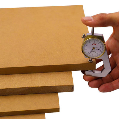 18 mm E1 E2 Grain de carton MDF brut pour les exigences de décoration intérieure et de mobilier